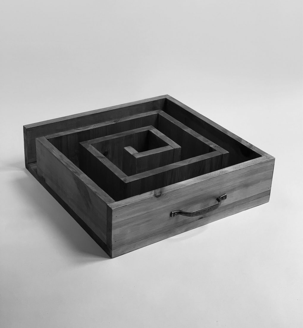Cajas dentro de cajas dentro de cajas para ordenar los objetos de un cajón. Escultura de madera, 40x11x40 cm.