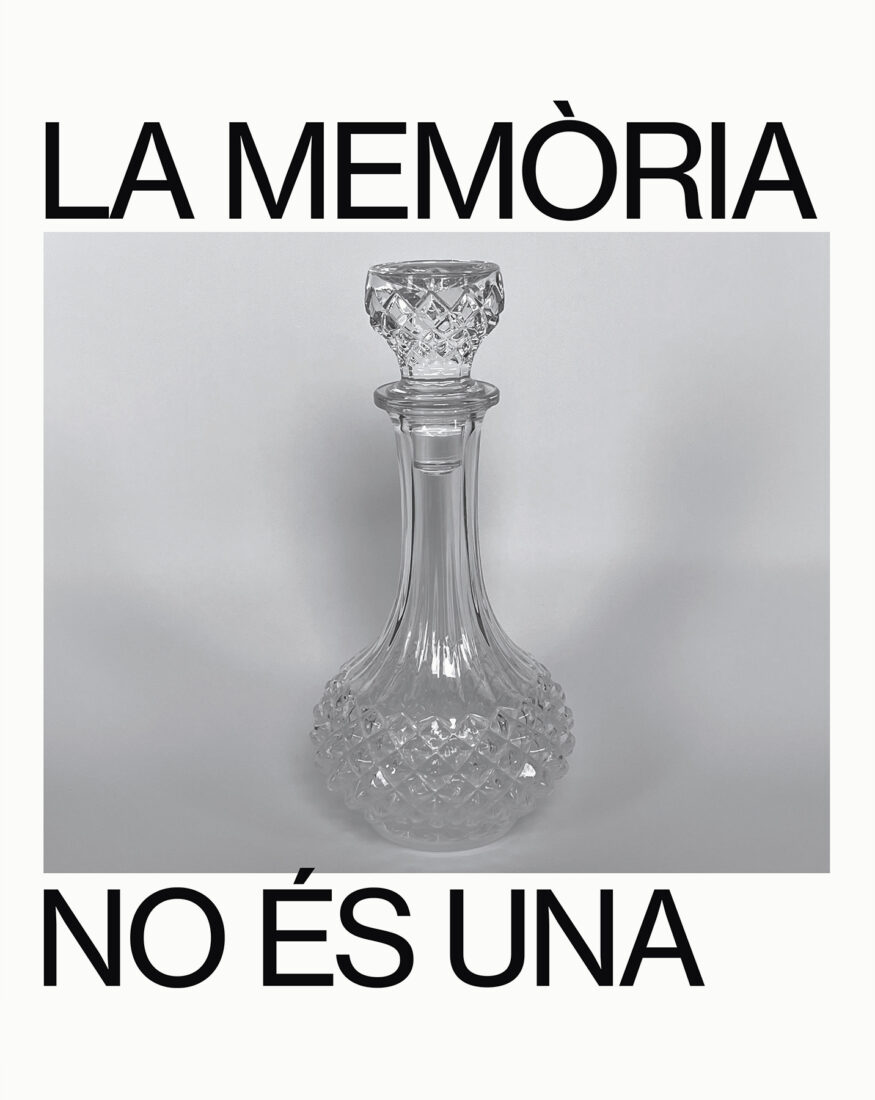 'La memoria no es una'. Performance para La Nit dels Museus de Alcover. Pedí a todos los vecinos un objeto de vidrio y un recuerdo de la plaza del pueblo. Hice sonar los objetos uno por uno y leí en voz alta sus recuerdos.