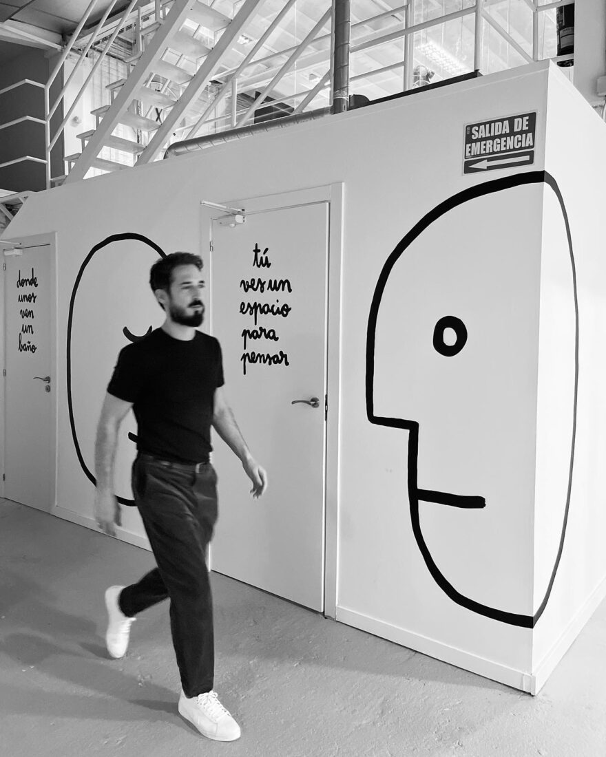 'Donde unos ven una cosa, el creativo ve otra'. Campaña para señalizar y dar nuevos significados a objetos y espacios de Barcelona School of Creativity.